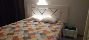 Postel nebo postele na pokoji v ubytování غرفة سنجل بحمام خاص لمزيد من الخصوصية Single Room with private bathroom for more privacy Номер с отдельной ванной комнатой для большей конфиденциальности Chambre avec salle de bain privée pour plus d'intimité