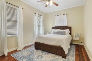 A bed or beds in a room at Main Street Charmer