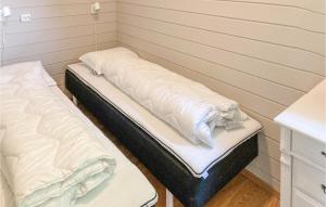 2 Betten in einem Zimmer mit einer Wand in der Unterkunft Lovely Home In Kleppe With Kitchen in Bore