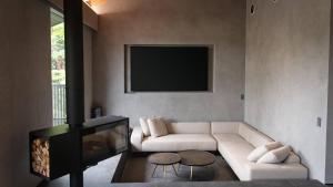 Una sala de estar con un sofá blanco y un televisor. en MONS GORA - Vacation STAY 68078v, en Onsensō