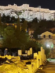 - une vue sur l'acropole la nuit avec un château dans l'établissement Hermes Gerakas-Athens, à Athènes