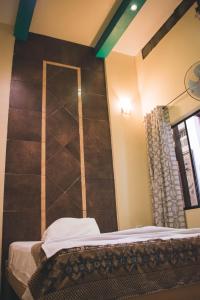 a bedroom with a shower and a bed in a room at Hotel La Casona Iquitos in Iquitos