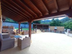 a patio with chairs and a table and a roof at La casa de Cristina in El Dueso