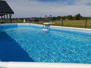 Πισίνα στο ή κοντά στο Domki Valhalla Polna 8a Chłopy Sarbinowo