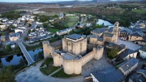 una vista aérea de un castillo en una ciudad en Hostal La Trucha Sanabria, en Puebla de Sanabria