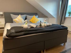 Säng eller sängar i ett rum på Hotel und Restaurant zum bunten Hirsch
