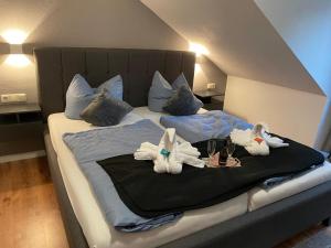 a bed with two towels on top of it at Hotel und Restaurant zum bunten Hirsch in Mirow