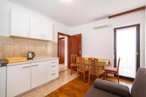 Kuchyň nebo kuchyňský kout v ubytování Apartment Ljubica with nice garden + 37 fotografií