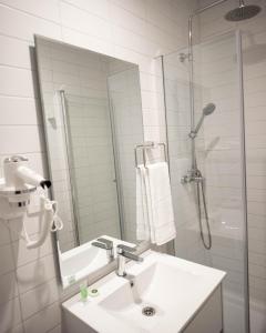 y baño con lavabo y ducha con espejo. en Loft Nuevo en Santiago, Barrio Lastarria, en Santiago