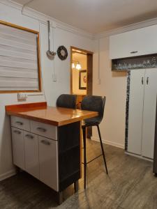 uma cozinha com uma secretária e cadeiras num quarto em feelings em Punta Arenas