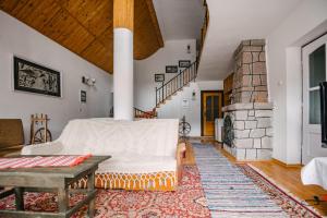 ein Wohnzimmer mit Couch und Kamin in der Unterkunft Pension Csomád in Băile Tuşnad