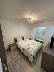 a bedroom with a bed and a dresser in it at Apartament regim hotelier in Caransebeş