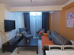 uma sala de estar com um sofá e uma televisão de ecrã plano em Villa Telpher em Sapanca