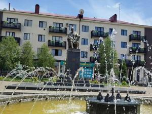 una fontana con una statua di fronte a un edificio di Сергей Сергеевич a Akhaltsikhe