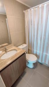 W łazience znajduje się umywalka, toaleta i prysznic. w obiekcie Depa en Calama w mieście Calama