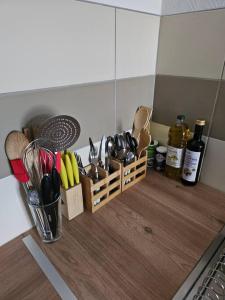 um balcão de cozinha com uma prateleira de utensílios de cozinha em Le Verdun - centre Pau - calme em Pau