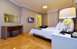 une chambre d'hôtel avec un lit et une table avec une lampe dans l'établissement Deluxe Two bedroom Sea View apartment, à Podstrana