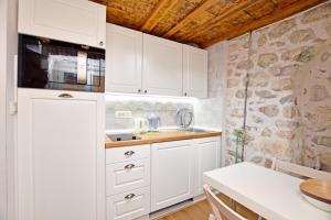 Η κουζίνα ή μικρή κουζίνα στο Pearl in the Heart of Old Town on Belavista in Herceg Novi