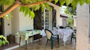 Restoran atau tempat lain untuk makan di Villa entière au calme dans village provençal