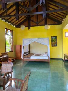 ein Schlafzimmer mit einem Bett in der Mitte eines Zimmers in der Unterkunft Villa Sambal in Yogyakarta