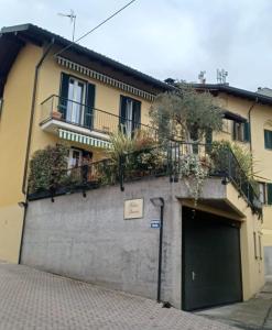 un edificio amarillo con puerta y balcón en Antica Dimora affittacamere en Cantù