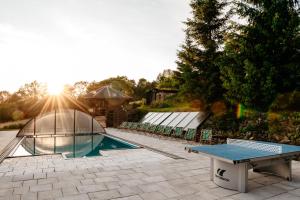 uma piscina com uma mesa e uma tenda em Bieszczadzka Bania em Lesko