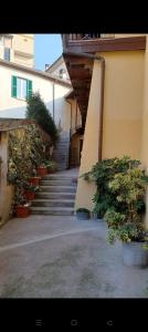 una escalera que conduce a un edificio con macetas en Antica Dimora affittacamere en Cantù