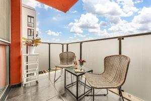 einen Balkon mit 2 Stühlen und einem Tisch in der Unterkunft Dodi RED Apartament in Arad