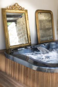 uma cama com dois espelhos em cima de uma mesa em Clos Marcamps - Teritoria em Prignac-et-Marcamps