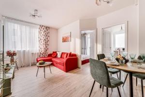 ein Wohnzimmer mit einem roten Sofa und einem Tisch in der Unterkunft Dodi RED Apartament in Arad