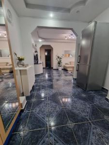 un ampio corridoio con frigorifero in camera di Emily Residence a Curtea de Argeş