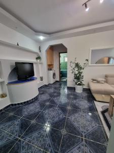 a living room with a tv and a couch at Emily Residence in Curtea de Argeş