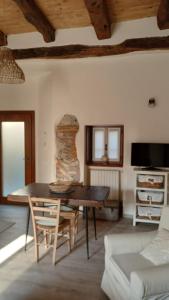 sala de estar con mesa de madera y sofá en Antica Dimora affittacamere en Cantù