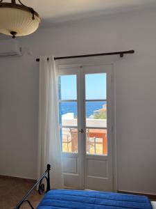 Postel nebo postele na pokoji v ubytování ΞΕΝΟΔΟΧΕΙΟ ΑΚΡΩΤΗΡΙ