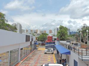 Apartahotel Baq Suite 44 في بارانكويلا: اطلالة على شارع المدينة مع السيارات والمباني