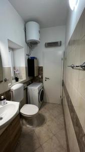 łazienka z toaletą i umywalką w obiekcie Grošovi Dvori w mieście Opuzen