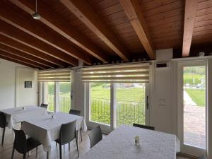 Agriturismo Corte Ambrosio tesisinde bir balkon veya teras