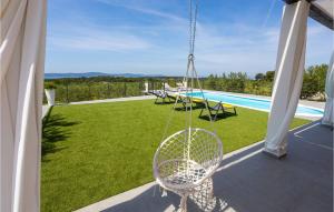 Bazén v ubytování Awesome Home In Sutivan nebo v jeho okolí