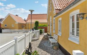スケーエンにあるAmazing Home In Skagen With Wifiの白い柵とバルコニー付きの家
