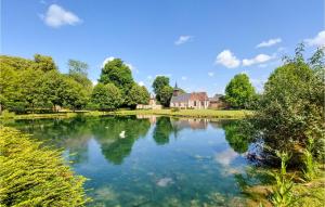 einem See vor einem Haus mit Enten in der Unterkunft Pet Friendly Home In Touffreville With Kitchen in Touffreville