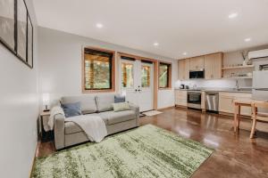 ein Wohnzimmer mit Couch und Küche in der Unterkunft 08MBR - Starlink - Gas F P - BBQ - Sleeps 2 home in Glacier