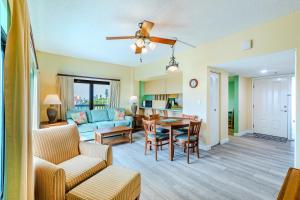 ein Wohnzimmer mit Sofa und Tisch in der Unterkunft All Seasons Vacation Resort by Libertè in St Pete Beach