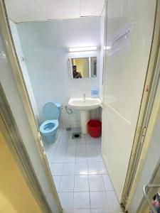 Single Room Near "World Trade Centre&Beach" Abudhabi في أبوظبي: حمام مع مرحاض ومغسلة ومرآة