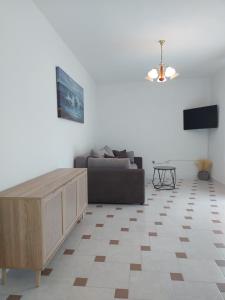 Televízia a/alebo spoločenská miestnosť v ubytovaní Apartment Elena
