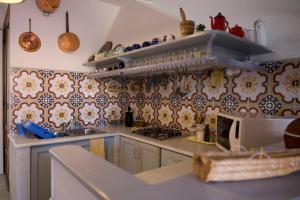 カルロフォルテにあるAppartamento Casa Toninaのキッチン(シンク、コンロ付) 上部オーブン