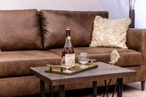 uma garrafa de vinho e dois copos numa mesa em Le Vulcano : duplex lounge ! em Vesoul