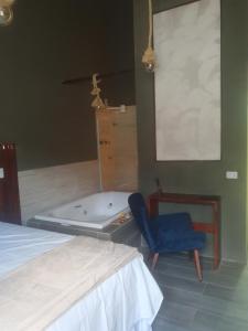 ALIZE CUMBUCO في كومبوكو: غرفة نوم مع حوض وسرير وكرسي