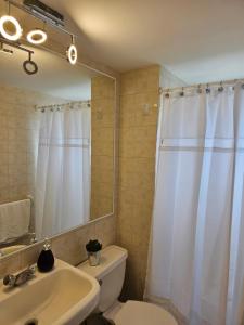 Phòng tắm tại Hermoso departamento de 2 dormitorios con una vista maravillosa