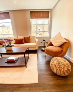 a living room with a couch and a coffee table at Luxury 2 Bedroom Marylebone Apartment in London
