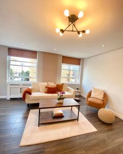 a living room with a couch and a table at Luxury 2 Bedroom Marylebone Apartment in London